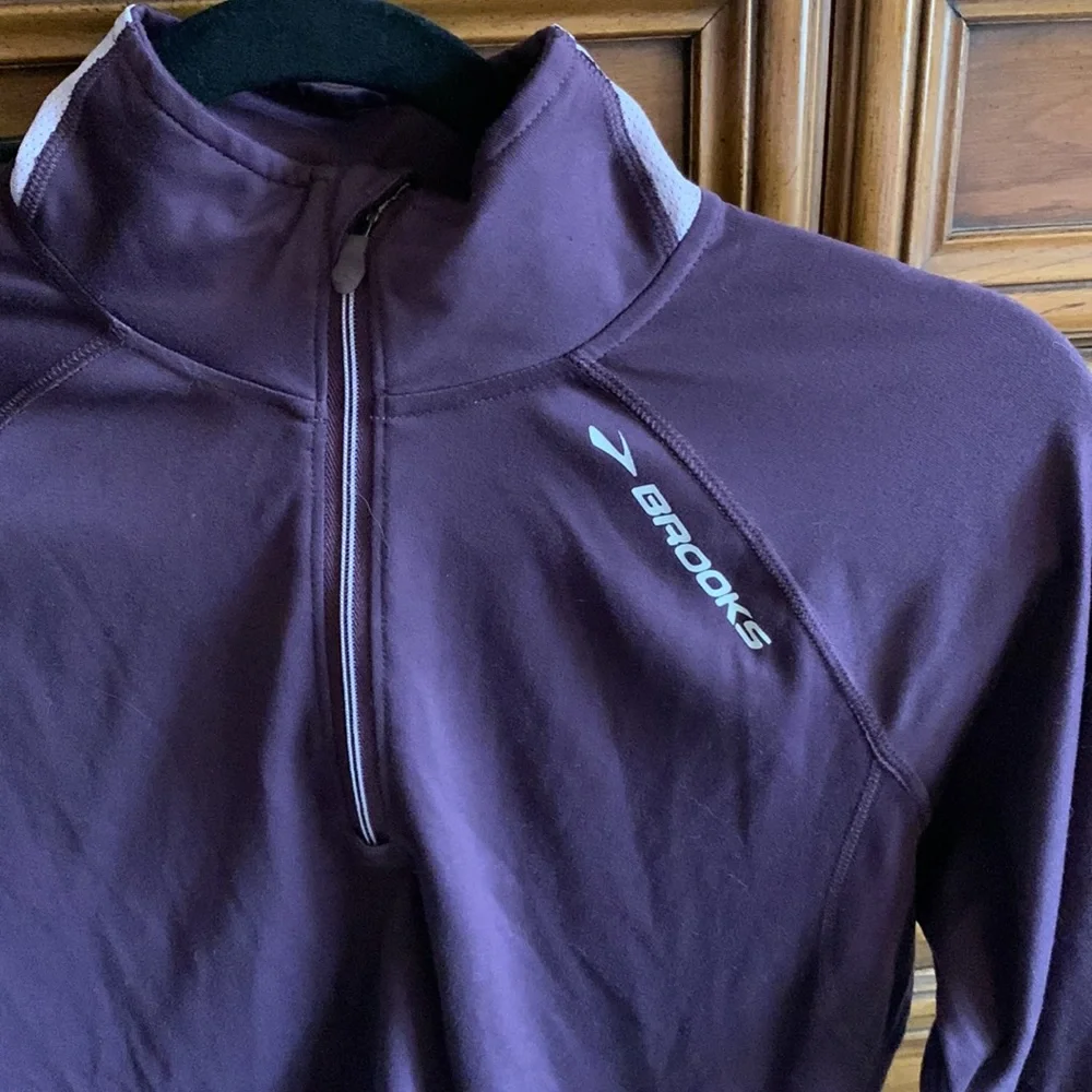 Brooks athletic top - Picture 2 of 6
